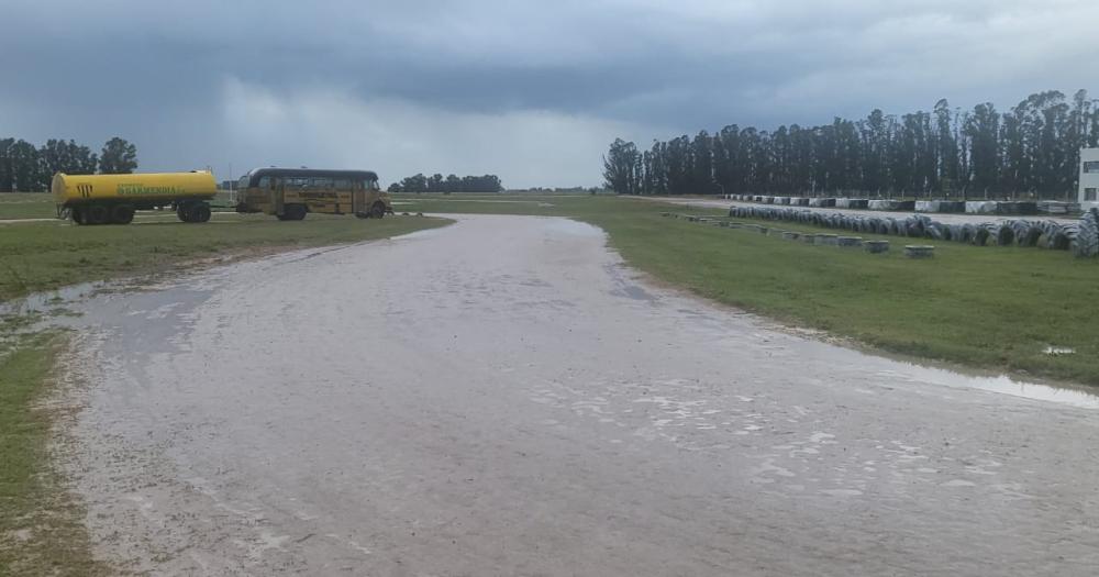 La lluvia obligoacute a postegar el arranque