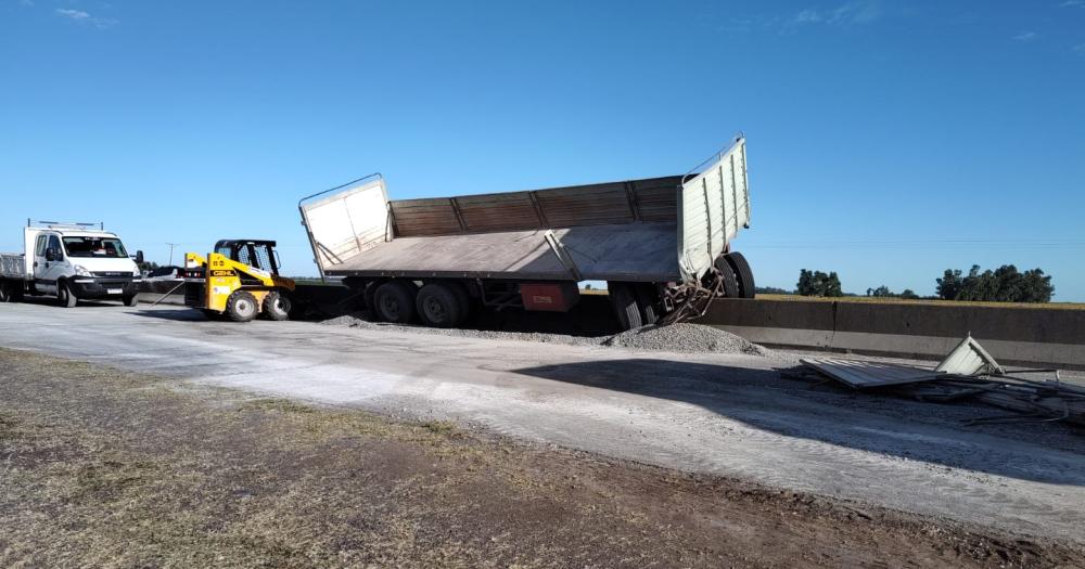 Fuerte choque entre dos camiones en la ruta 226