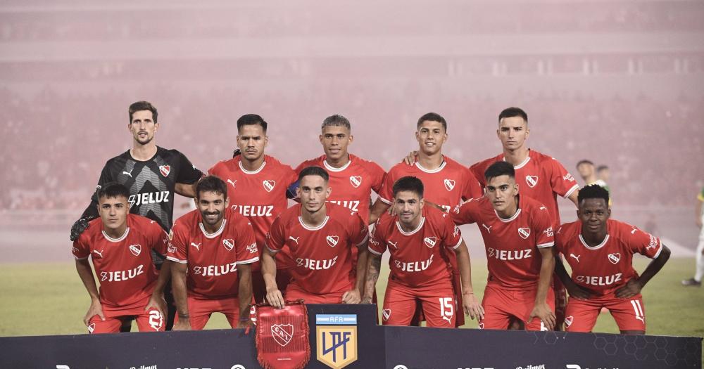 Salle (arriba a la derecha) tuvo su debut oficial en Primera