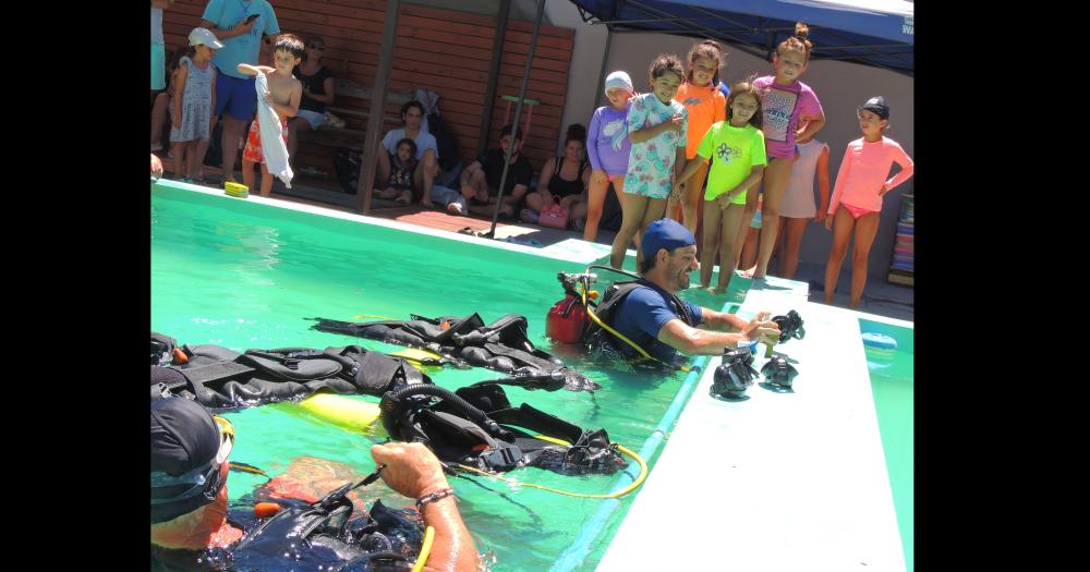 A las clases de la Escuela de Buceo Nereidas concurren personas mayores pero también pequeños de muy temprana edad