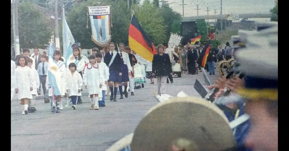 En 1998 en la localidad de Colonia Hinojo descendientes de alemanes del Volga celebraban el 120 aniversario de la llegada de sus antepasados a Argentina Colonia Hinojo fue el primer destino de esos inmigrantes