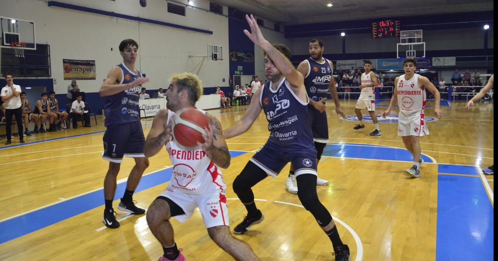 Racing ganó los cinco partidos que jugó en el Parque Olavarría y es uno de los punteros