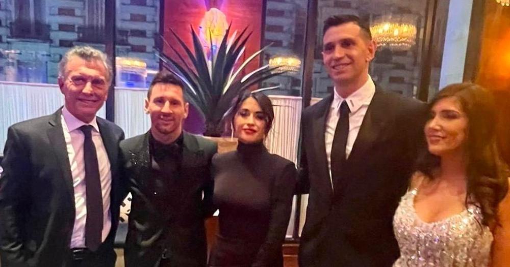 Premios The Best- Mauricio Macri Lionel Messi y Dibu Martiacutenez juntos para la foto