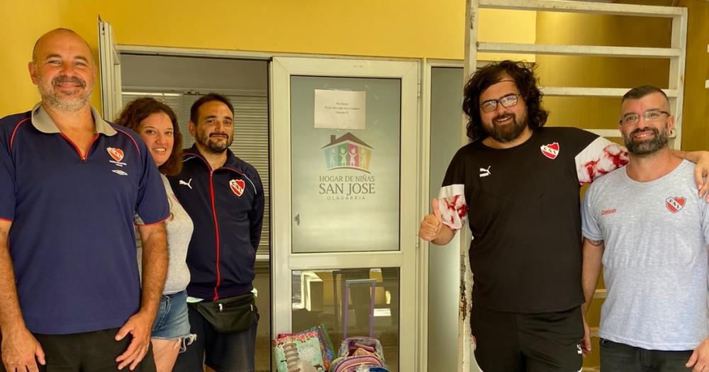 La Pentildea Roja Olavarriacutea donoacute uacutetiles escolares al Hogar de Nintildeas San Joseacute