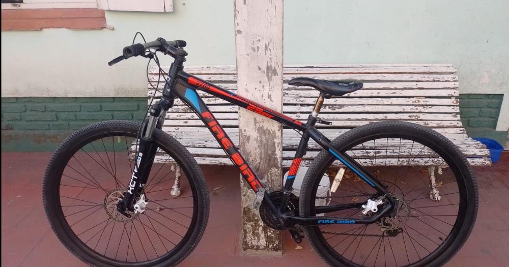 Aprehendieron a dos joacutevenes por robar una bicicleta