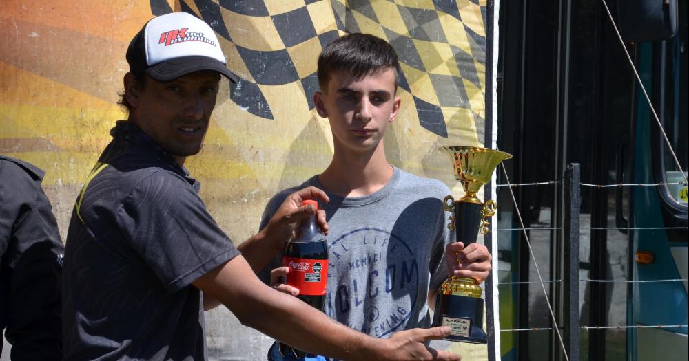 El presidente de APPK Olavarría Eduardo Biscaichipy entregó el trofeo al sierrabayense Valentín Fornes