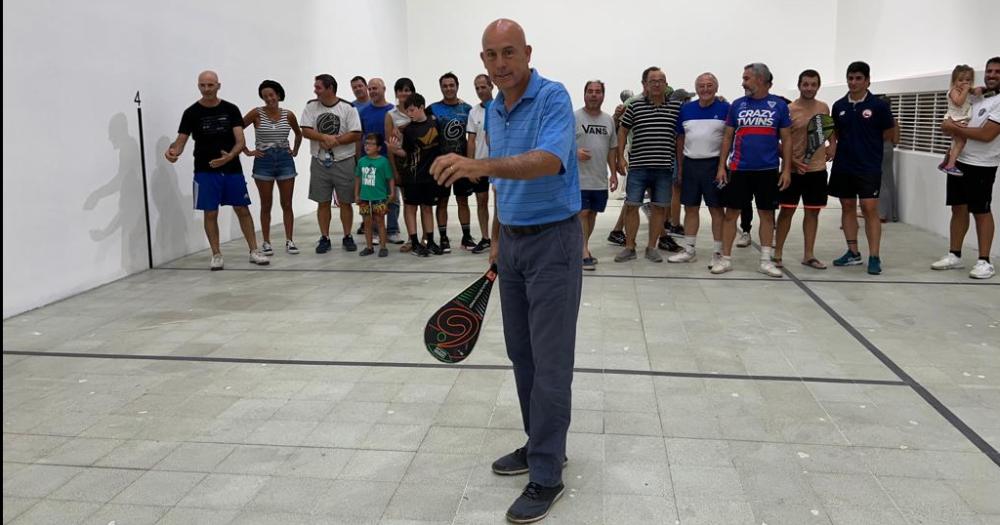 Emilio Incaurgarat realizó el saque inicial en el acto