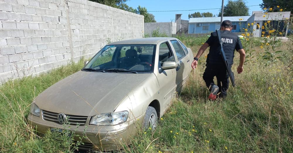 Encontraron en un terreno baldiacuteo un auto que habiacutea sido robado