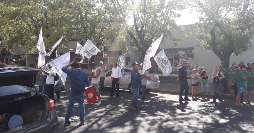 Manifestacioacuten de trabajadores de Camuzzi frente a Galeno