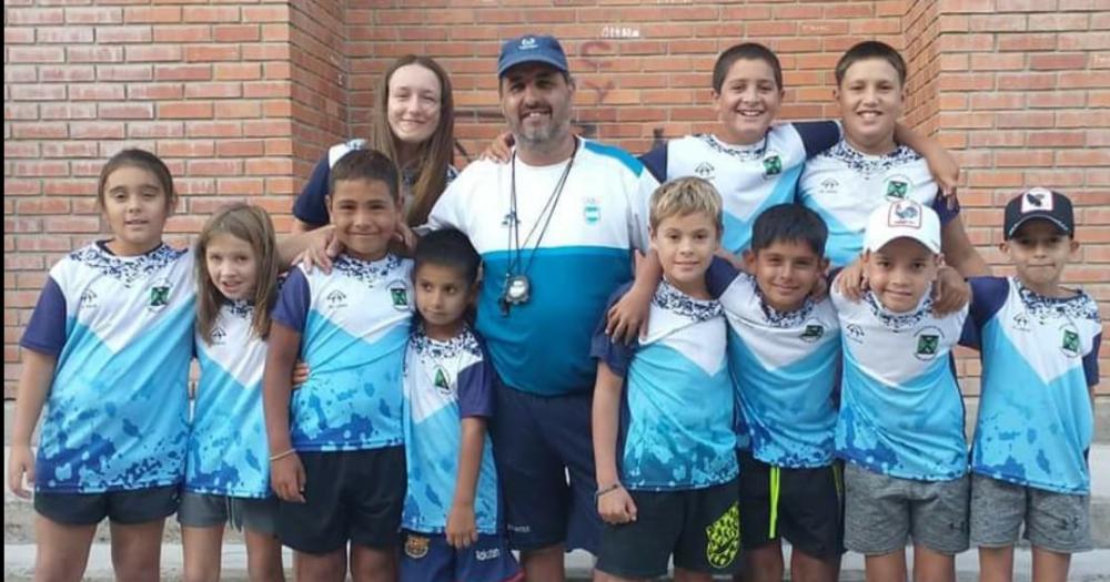 Alumnos de la Escuelita de Bochas Chocan los Aviones con el DT José Gaspari