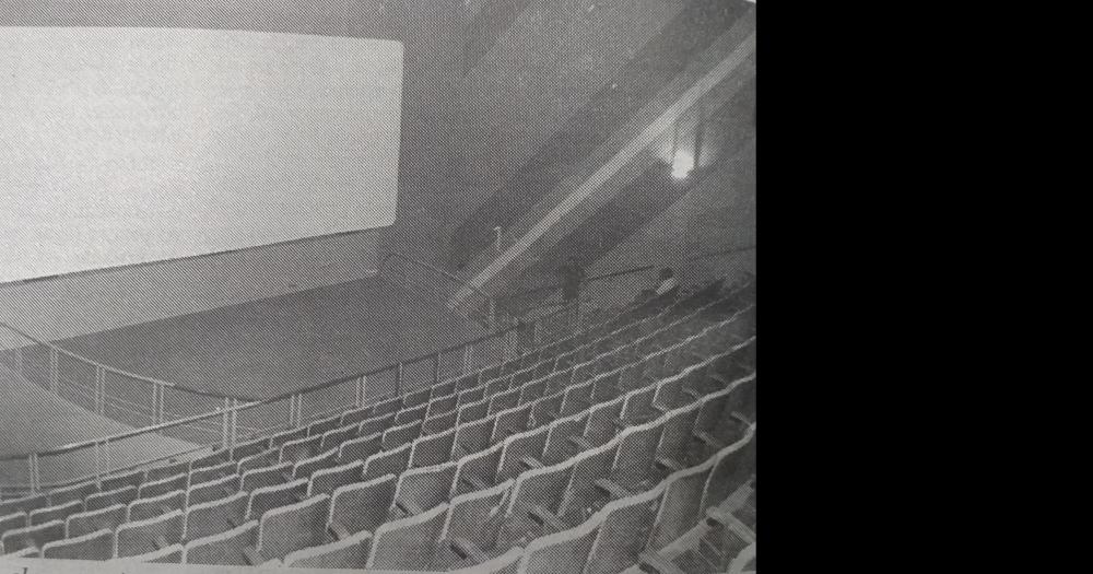 1998 Era inaugurado el reciclado edificio del Gran Cine Olavarría La antigua sala única de 1100 butacas era dividida en dos salas adecu�ndola a la realidad del mercado cinematogr�fico