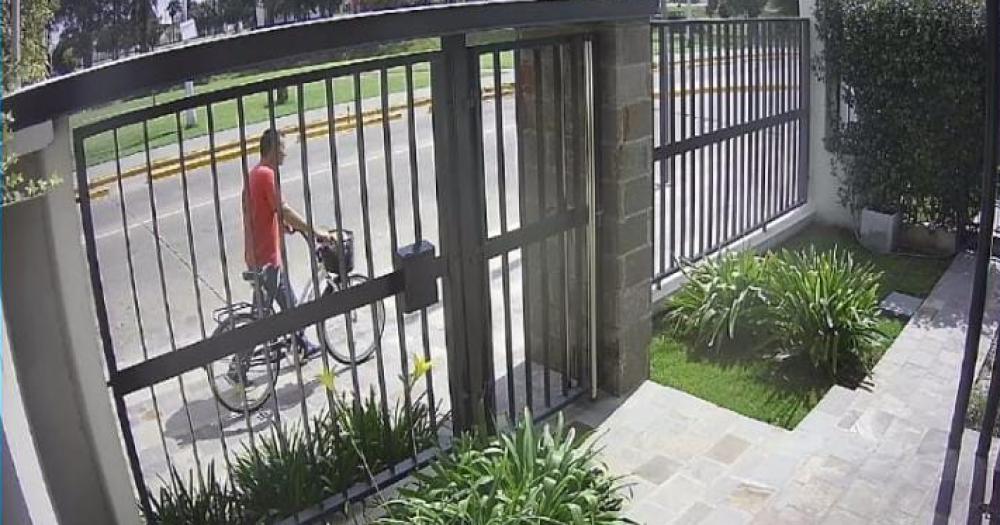 Le robaron la bicicleta del patio de su casa y busca recuperarla