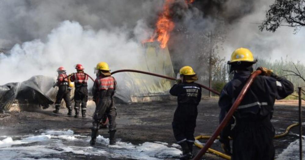 Se incendioacute el depoacutesito de una estacioacuten de servicio en Pehuajoacute y hay cinco heridos