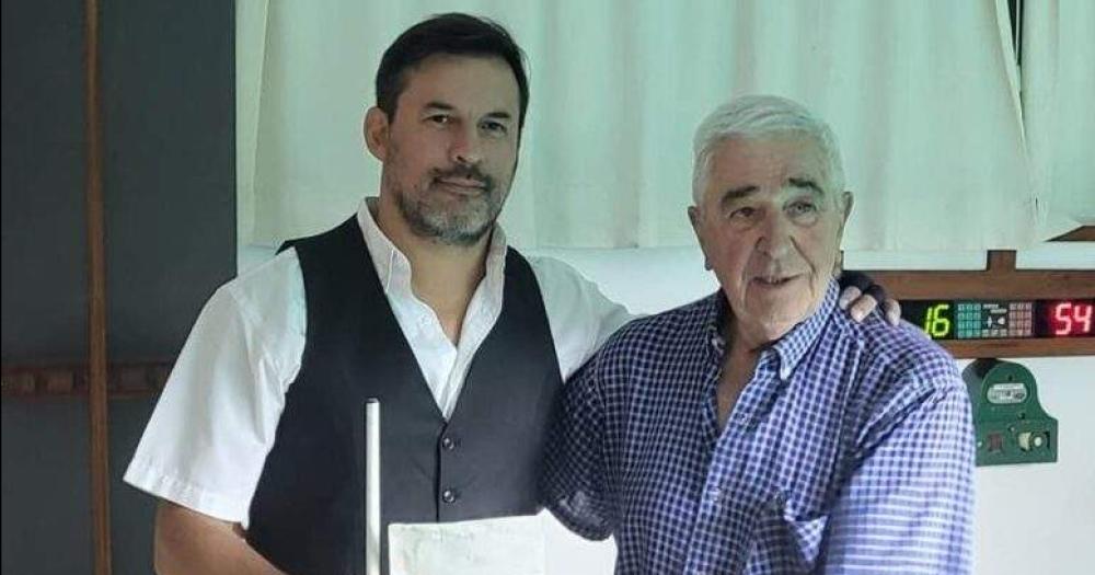 Margonari recibe el premio de campeón de manos de Enrique Alberdi dirigente del club