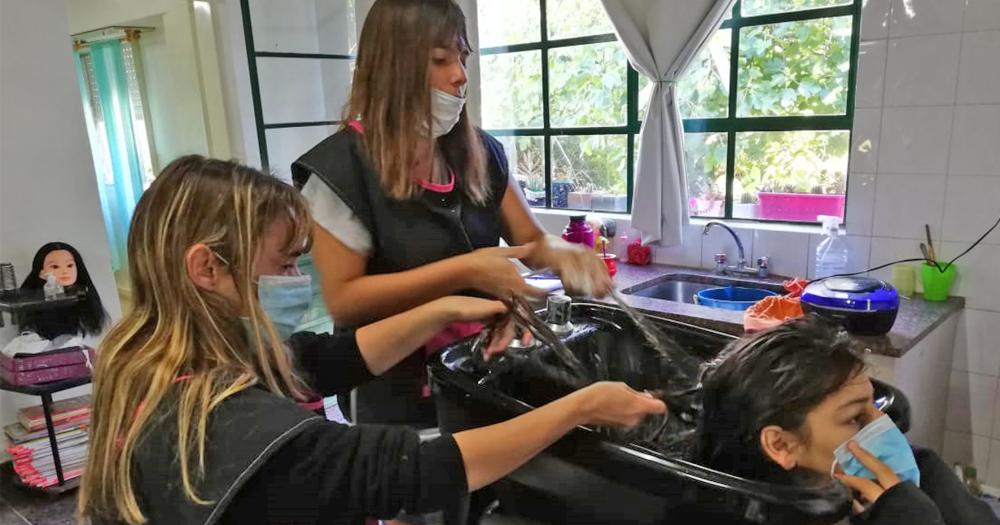 El Centro de Diacutea Mujeres Adolescentes ofrece servicio de peluqueriacutea abierto a la comunidad