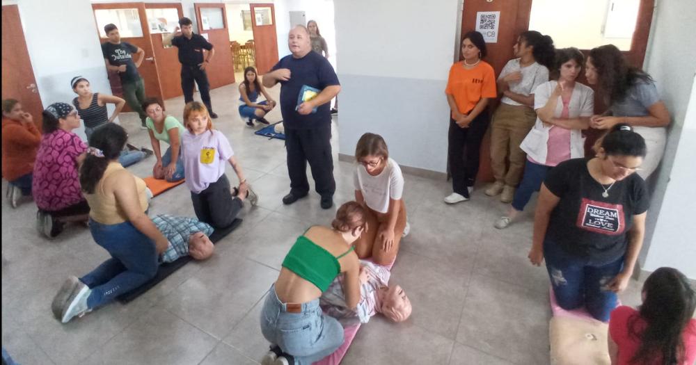 Bomberos de Olavarriacutea brindoacute talleres de RCP en la Facultad de Sociales