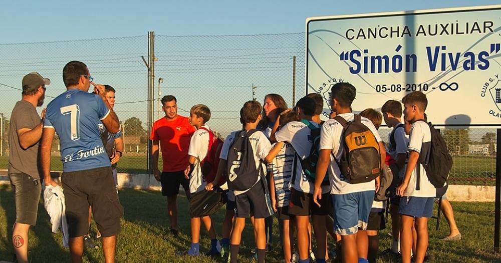 Desde ahora y para siempre la cancha auxiliar del Club El Fortín lleva el nombre de Simón Vivas