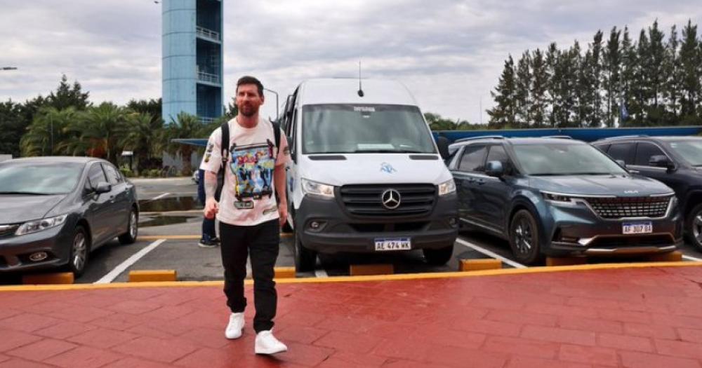 Con Messi a la cabeza los campeones del mundo siguen llegando a la Argentina