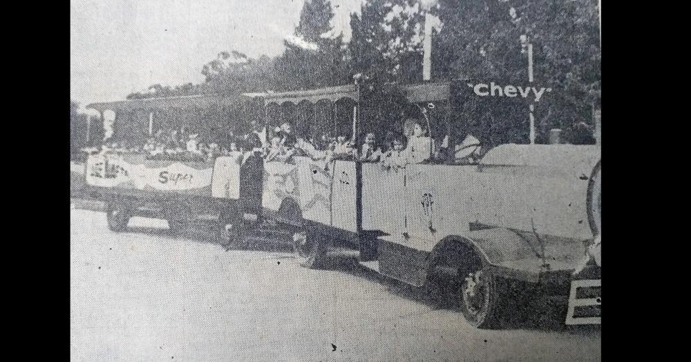 1973 En el trencito Chevy un grupo de alumnos del Jardín de Infantes Conejito Blanco realizaba un paseo por las calle las calles olavarrienses