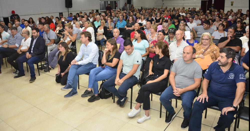 En un emotivo acto se firmaron maacutes de 400 escrituras en Olavarriacutea