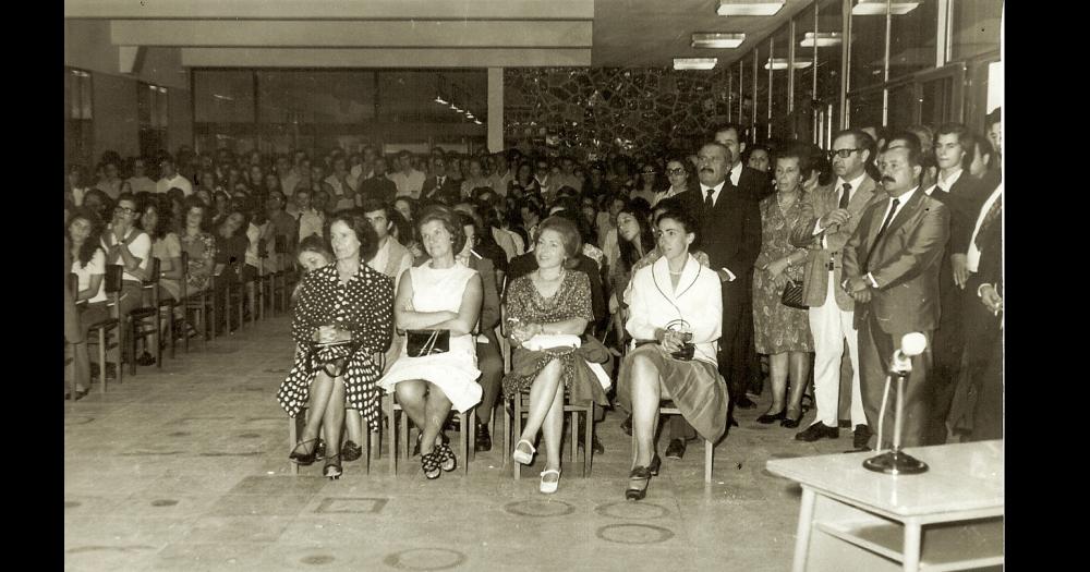 Momento de la ceremonia realizada el 19 de marzo de 1973 donde se concretó la entrega del primer título a un egresado universitario de una unidad académica olavarriense