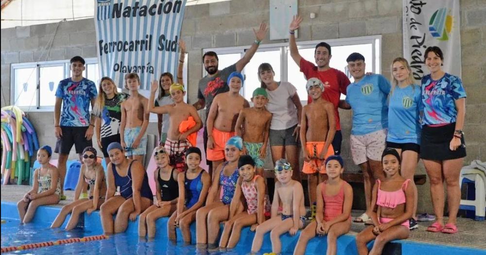 Numerosa participación de nadadores en la pileta de Ferro