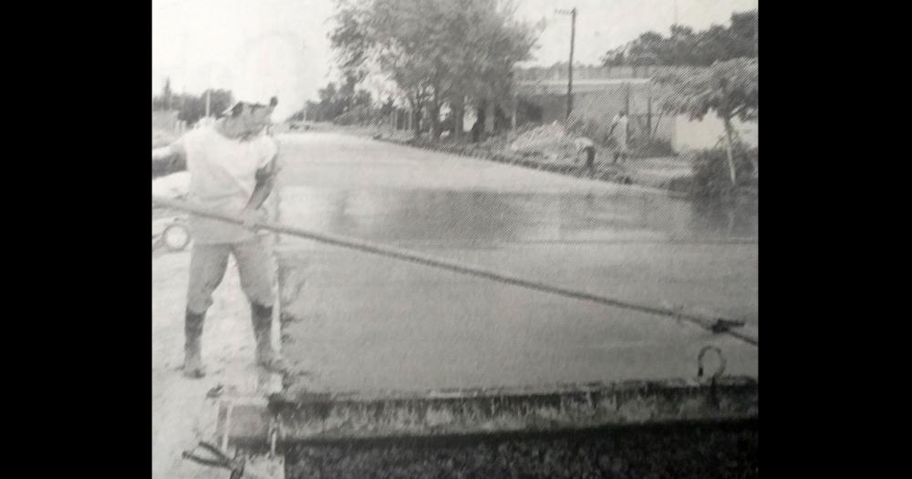 1998 Se iniciaba la pavimentación de la avenida Urquiza entre Avellaneda y Rendón en el marco del Plan de Pavimentación de 1000 cuadras