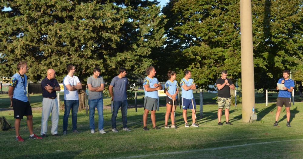 Pedro Ibarra Serafiacuten Dengra y Sofiacutea Maccari dictaron una cliacutenica de hockey y rugby en Estudiantes