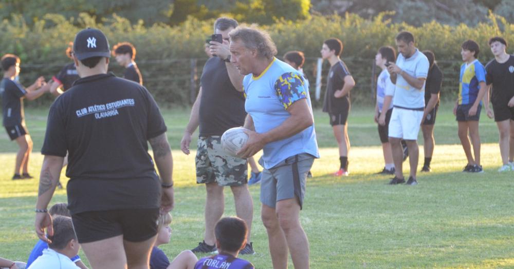 Pedro Ibarra Serafiacuten Dengra y Sofiacutea Maccari dictaron una cliacutenica de hockey y rugby en Estudiantes