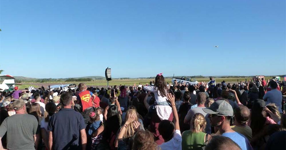 Olavarriacutea Vuela- una multitud disfrutoacute el fin de semana en el Aeroacutedromo