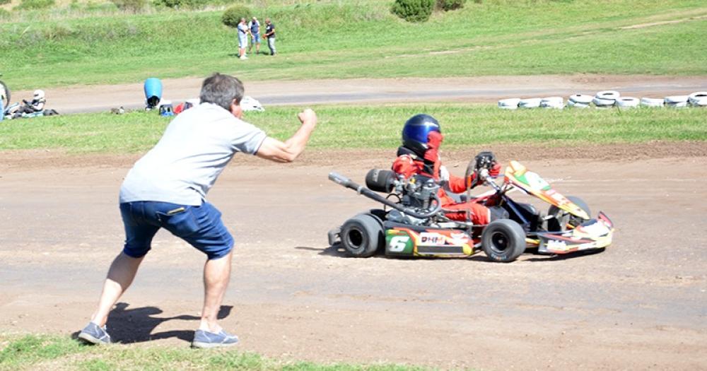 Toda la alegría para Bolívar El juvenil Pedro Riciutto alcanzó en Tandil su primera carrera ganada en Junior 150