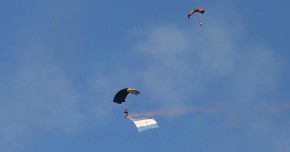 Olavarriacutea Vuela- una multitud disfrutoacute el fin de semana en el Aeroacutedromo