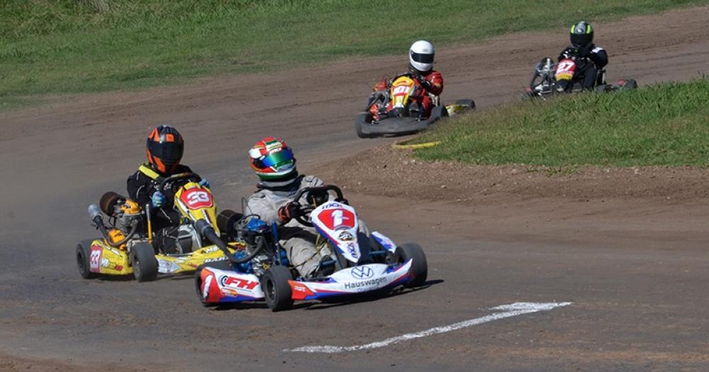 Maycol Pinelli por delante de Bautista Robbiani El campeón de M�ster 150 festejó por primera vez con el Nº 1