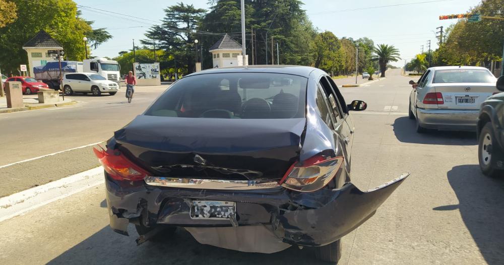 Dos choques simultaacuteneos en la ciudad- una mujer fue trasladada al Hospital