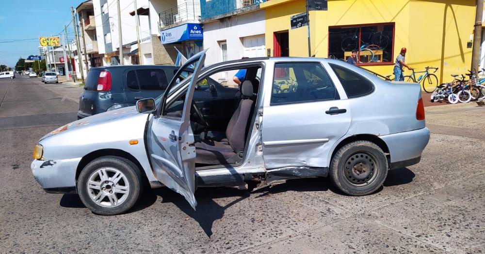 Dos choques simultaacuteneos en la ciudad- una mujer fue trasladada al Hospital