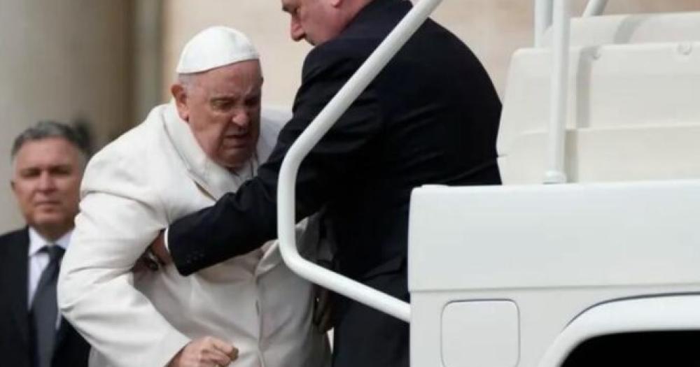 El Papa Francisco fue internado de urgencia por problemas cardiacuteacos