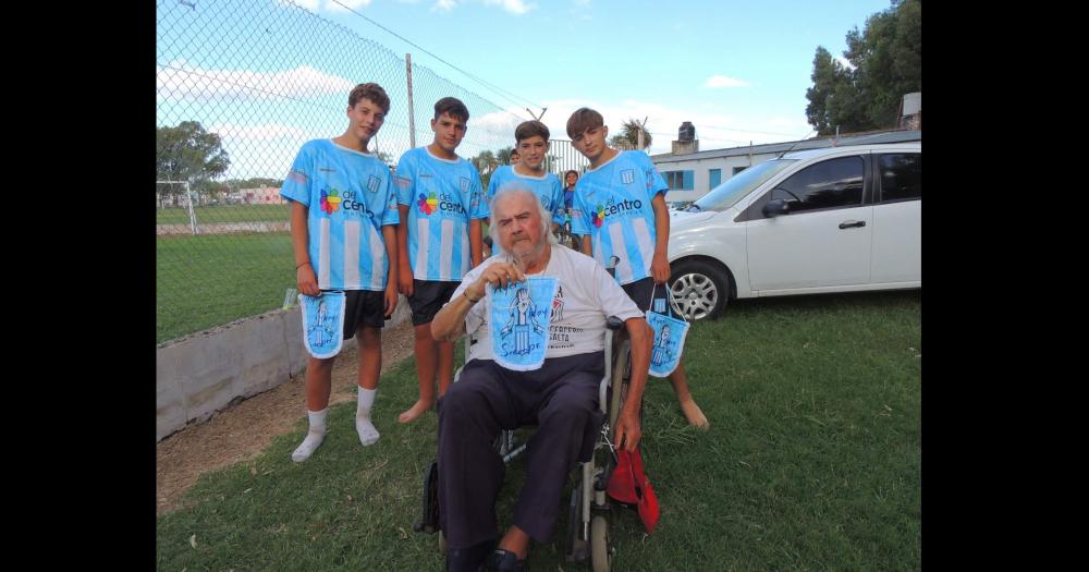 La campaña de la institución albiceleste para homenajear a sus hinchas consiste en la entrega de banderines