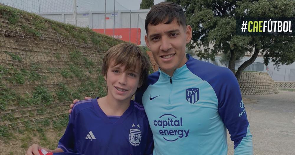 Los jugadores de Estudiantes junto a tres Campeones del Mundo