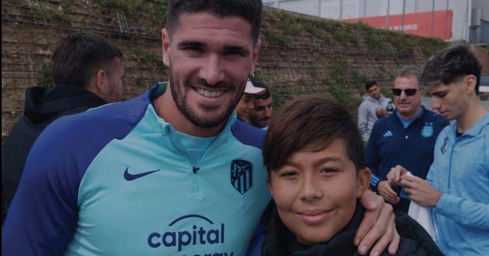 Los jugadores de Estudiantes junto a tres Campeones del Mundo