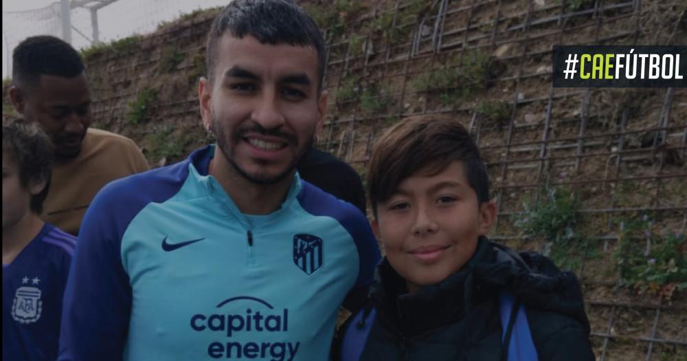 Los jugadores de Estudiantes junto a tres Campeones del Mundo