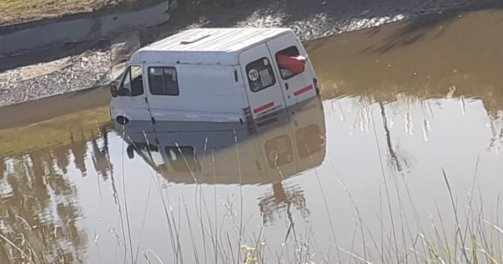 Un utilitario cayoacute al arroyo Tapalqueacute