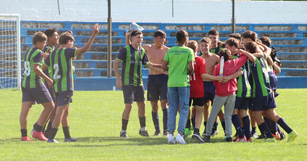 El festejo de la séptima división del Club Embajadores de Olavarría