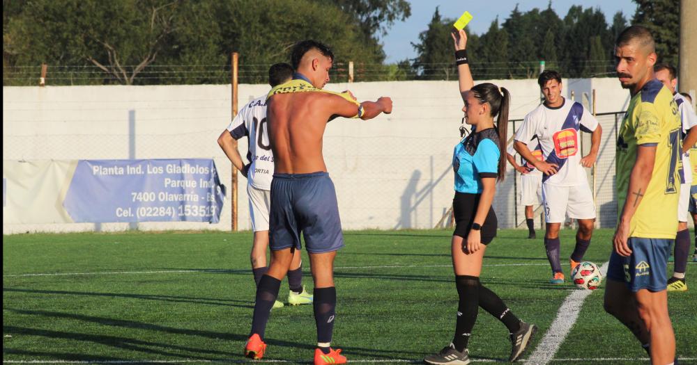 Festejo y amonestación para el jugador del Club Luj�n