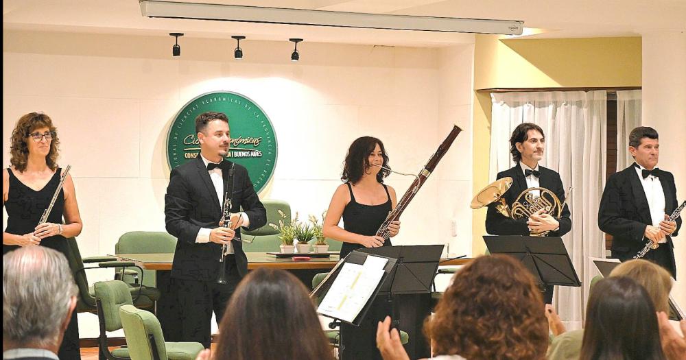 Muacutesica y brindis para celebrar los 30 antildeos del Quinteto Municipal Vientos de Olavarriacutea