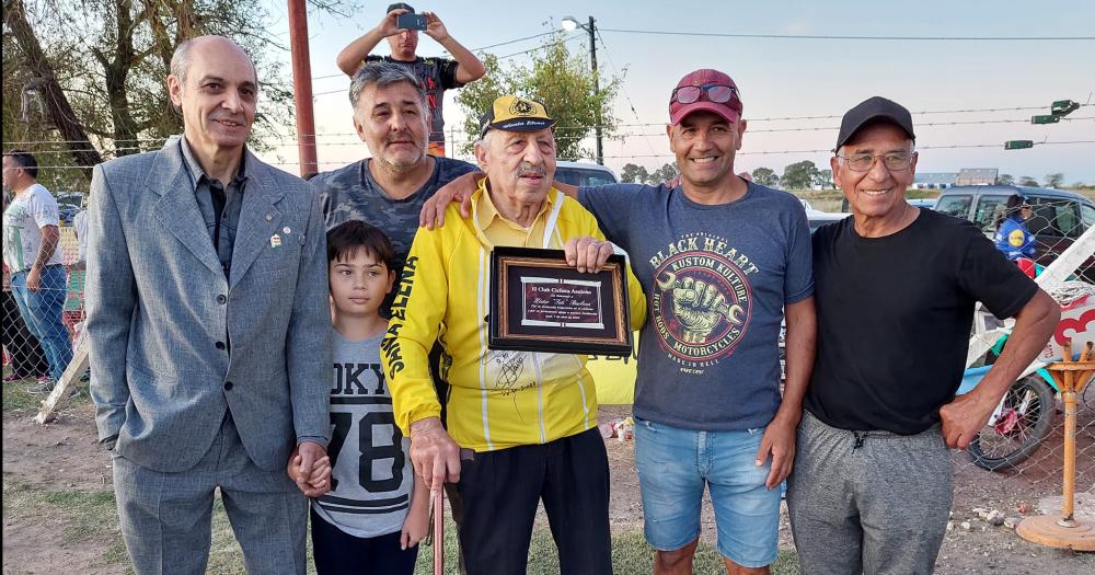 El Club Ciclista Azuleño rindió homenaje a Toti Barbosa el Doctor de las bicicletas