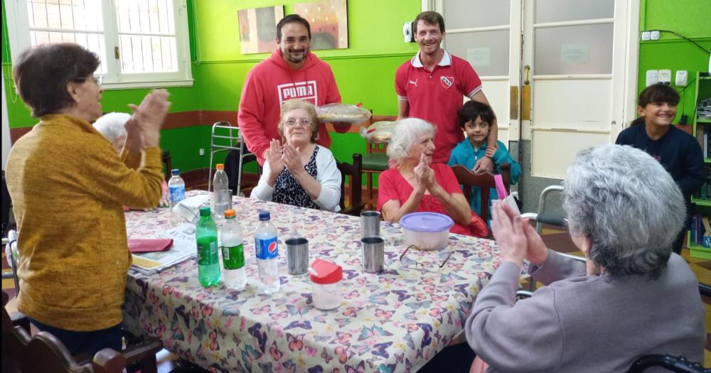 Integrantes de la Pentildea Roja Olavarriacutea continuacutea con las acciones solidarias