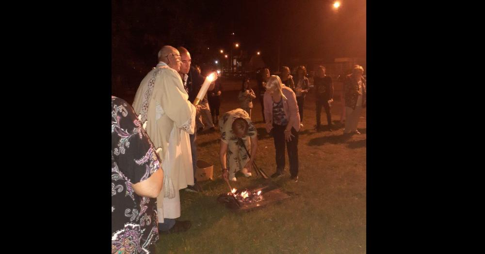 Imaacutegenes de la Vigilia Pascual en la parroquia San Cayetano