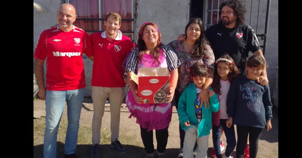 Integrantes de la Pentildea Roja Olavarriacutea continuacutea con las acciones solidarias