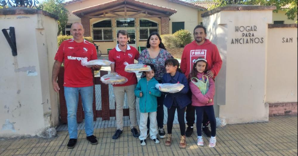 Integrantes de la Pentildea Roja Olavarriacutea continuacutea con las acciones solidarias