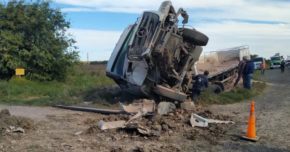 Un camioacuten volcoacute en una alcantarilla de la ruta 226- un herido